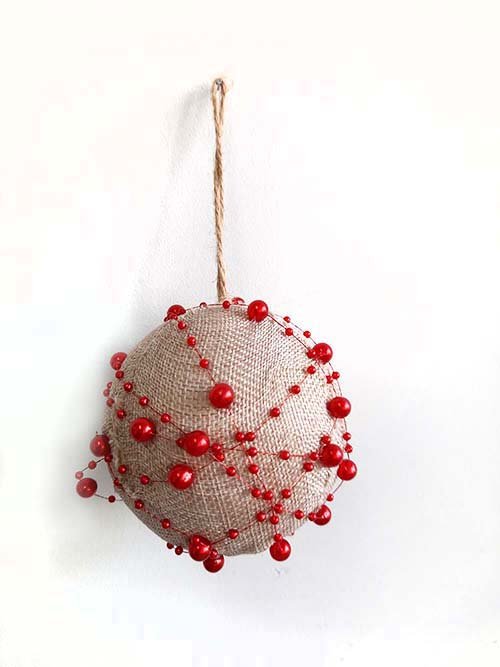 Bola Arpillera Con Perlas Rojas 10cm